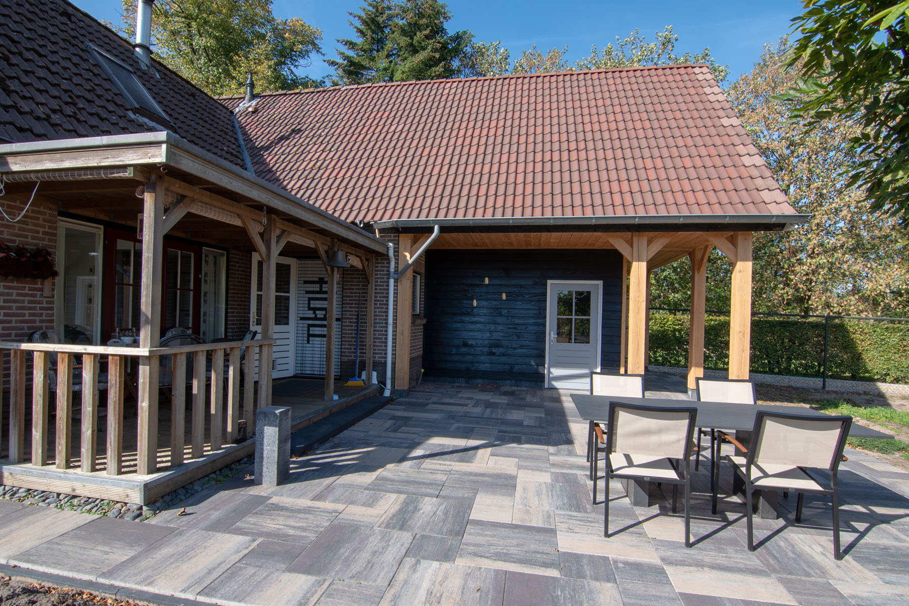 Aanbouw van een schuur aan woning