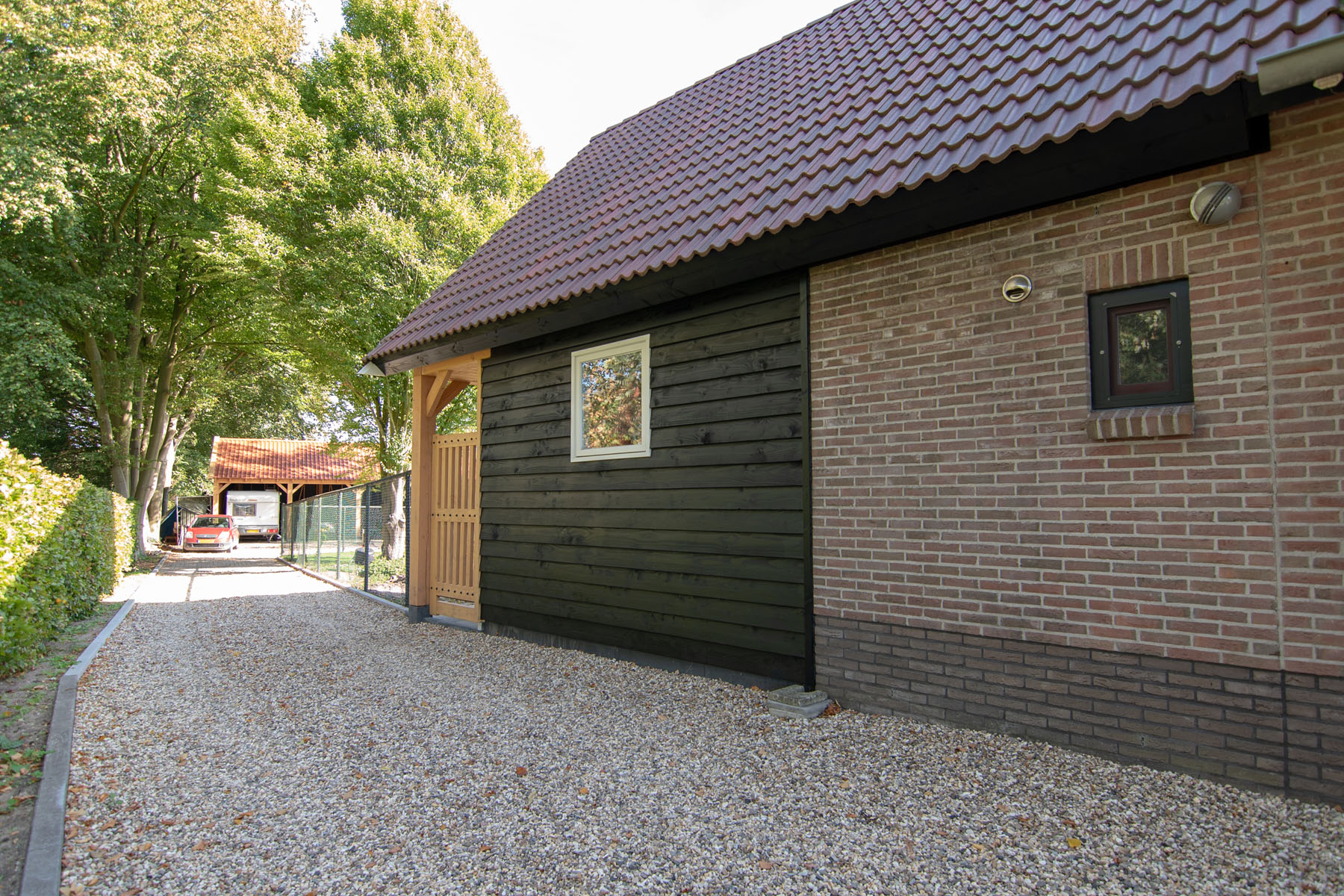 Grindpad naast een aanbouw
