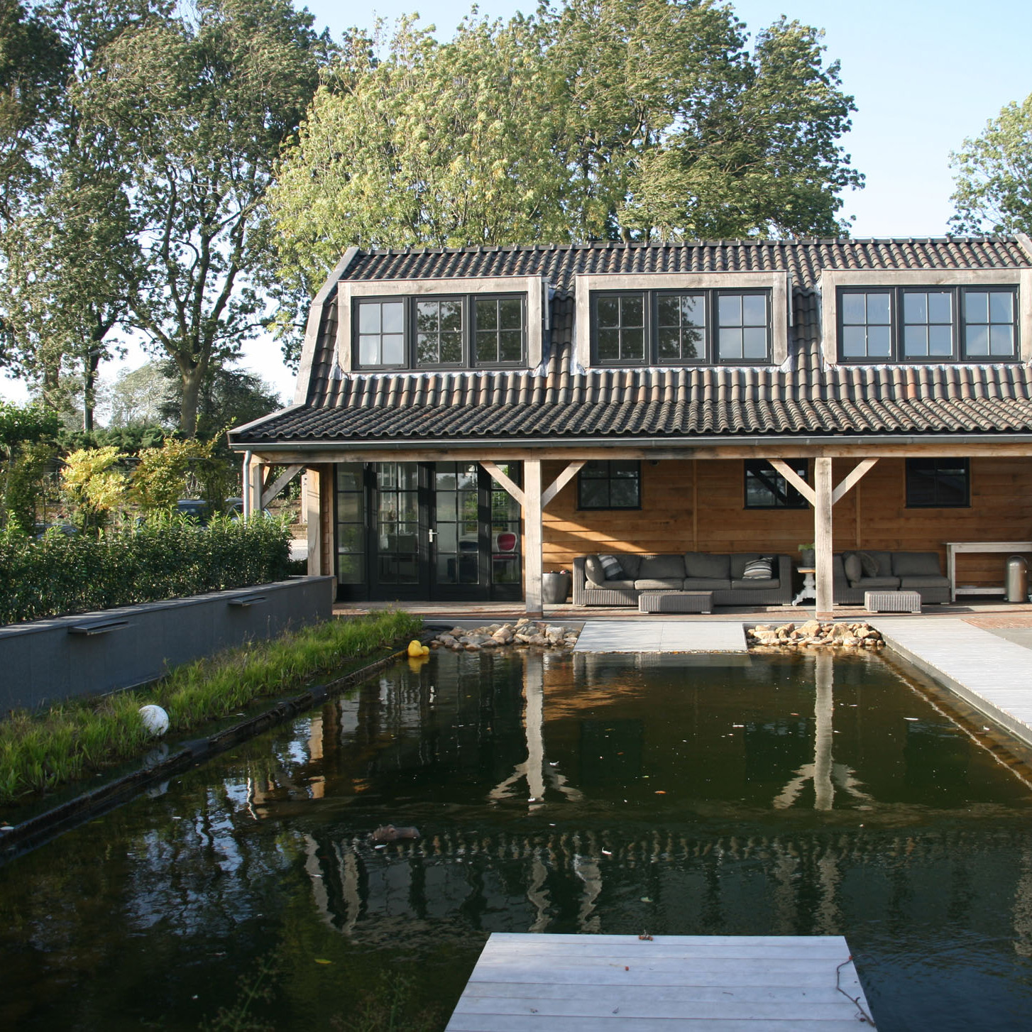 Houten Gastenverblijf met vijver