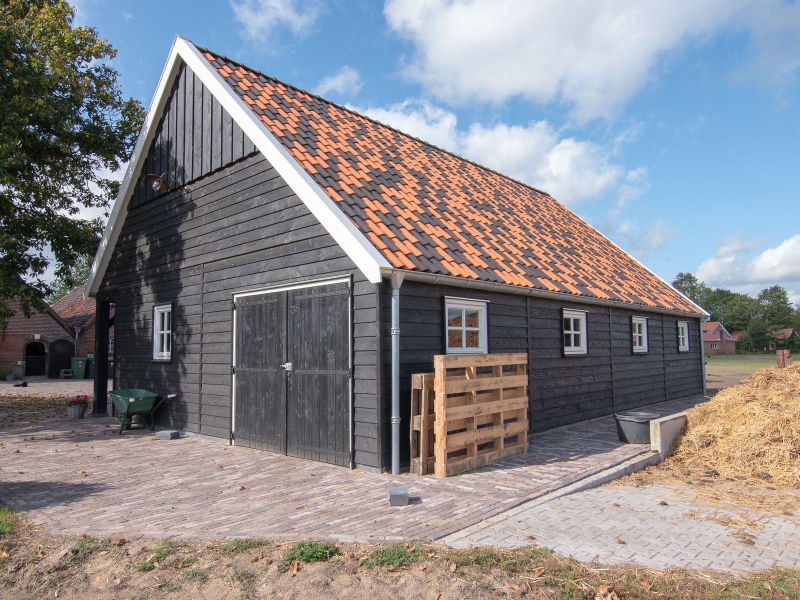 Kapschuur met kleurrijke dakpannen