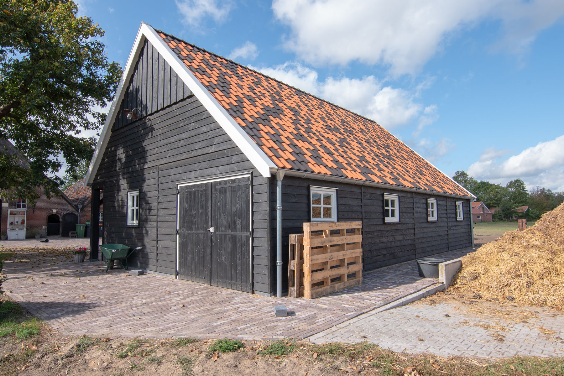 Kapschuur met kleurrijke dakpannen