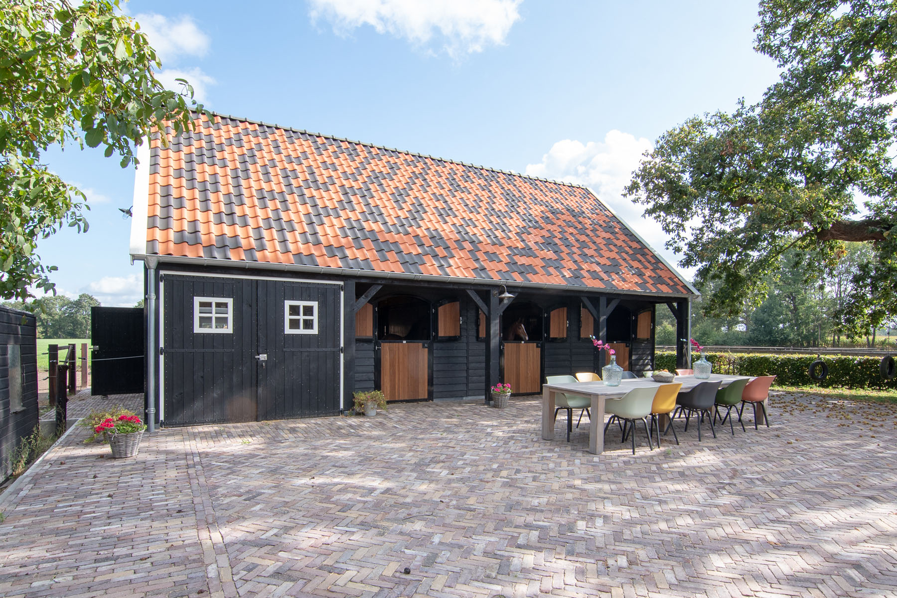 Paardenstallen gebouwd door Houtbouw Holland met tafel