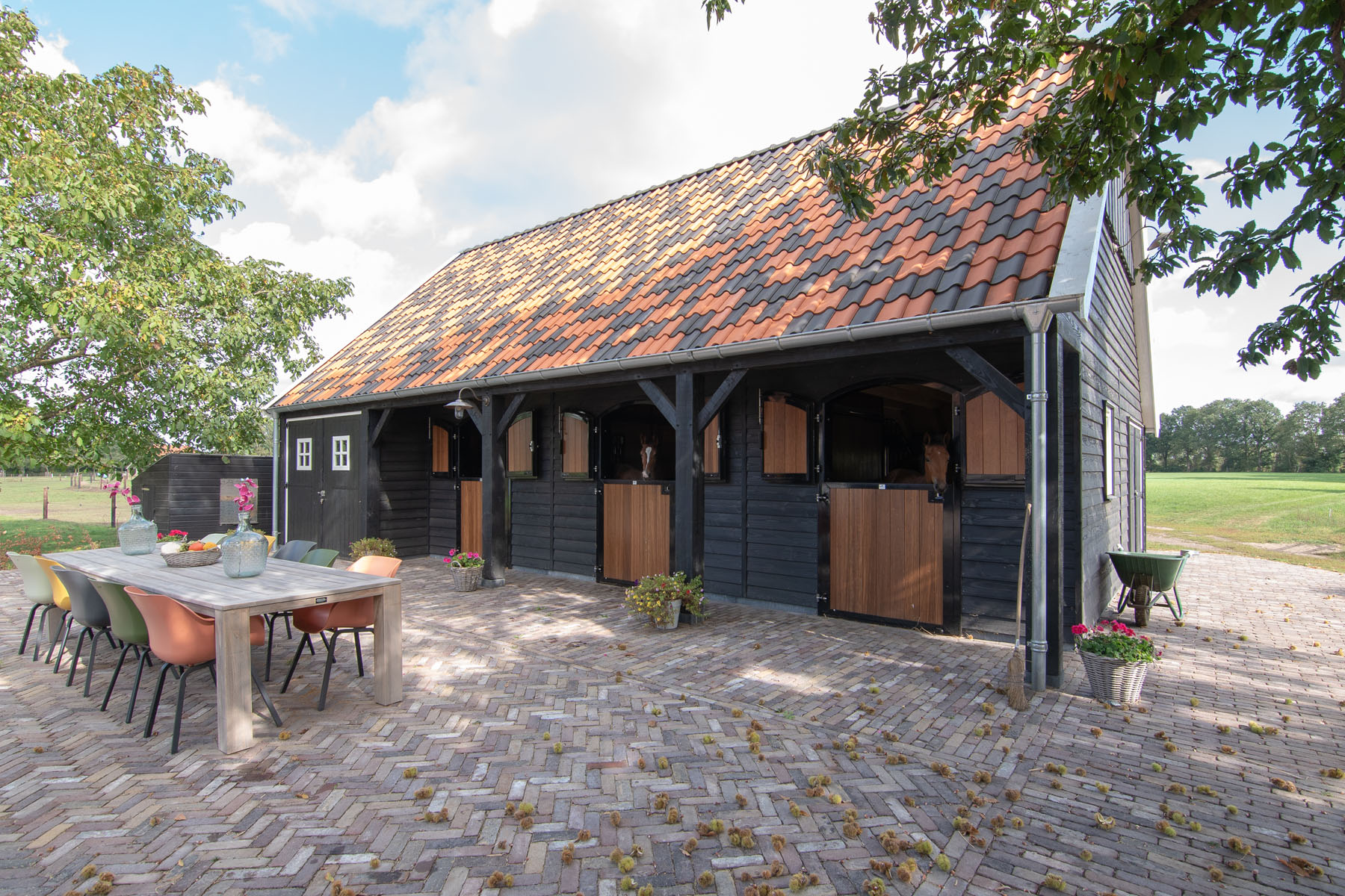 Paardenstallen gebouwd door Houtbouw Holland
