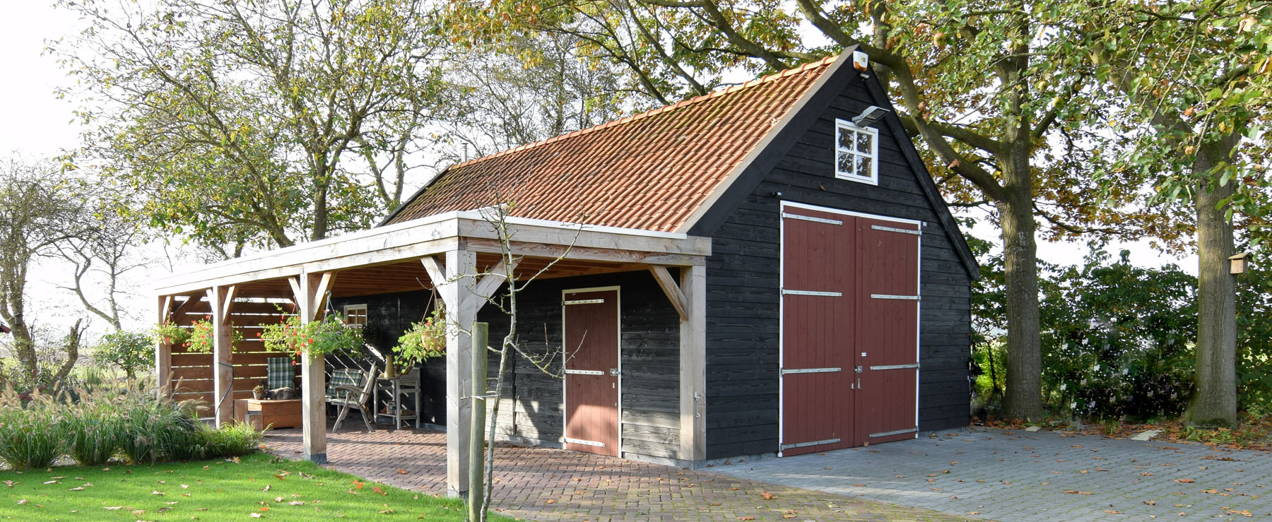 Schuur met grote dubbele deuren