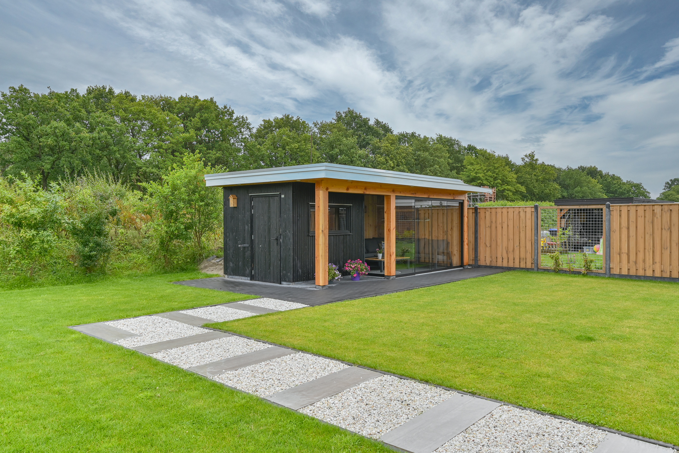 Houten tuinkamer met berging
