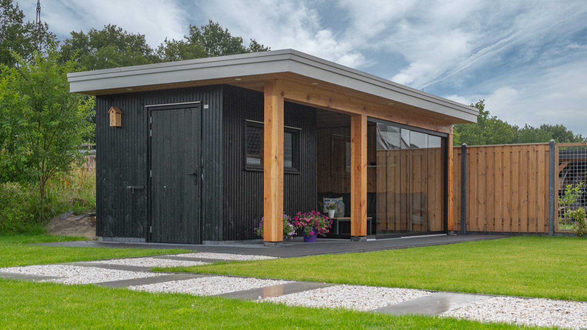 Houten tuinkamer met berging in leek