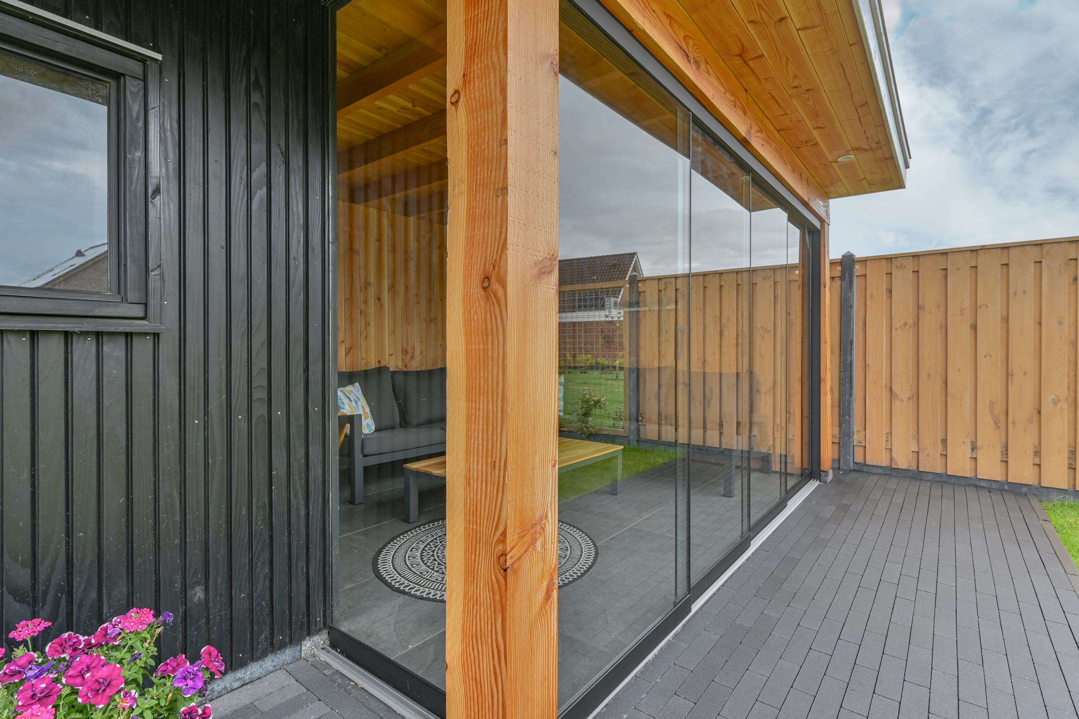 Houten tuinkamer met berging in Leek
