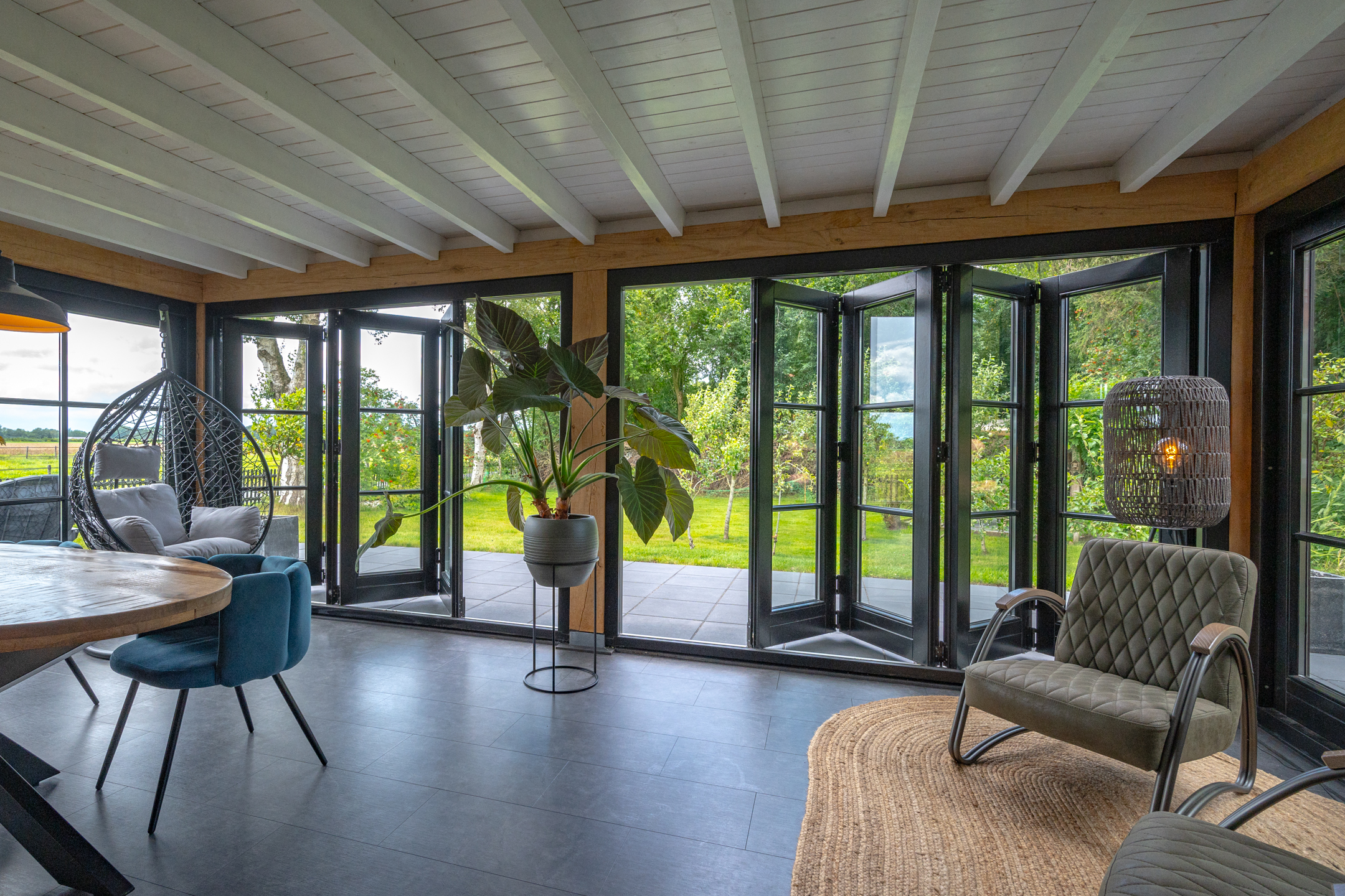 woning aanbouw met klapdeuren