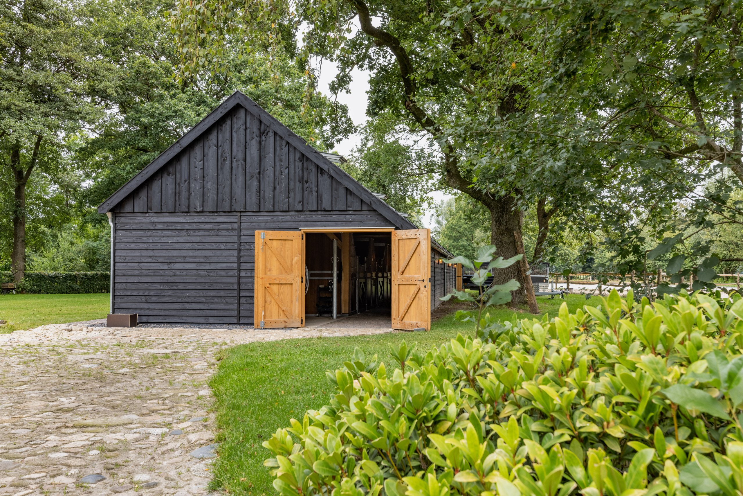 Douglas deuren schuur Houtbouw Holland