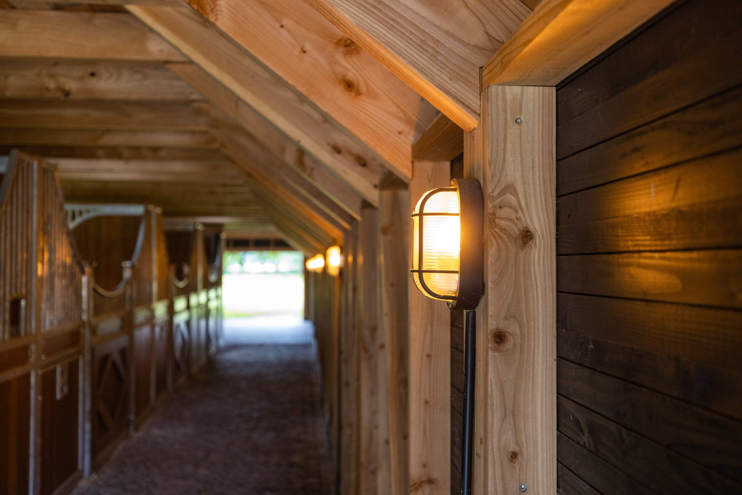 Lamp in paardenstal